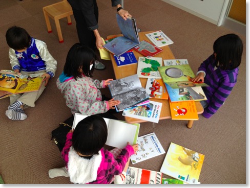 Reading_Books_in_English_Children